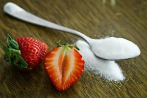 Zu viel Zucker kann zu Ernährungsmangel führen – überschüssige Glukose reduziert die Aufnahme wichtiger Mineralien durch den Körper