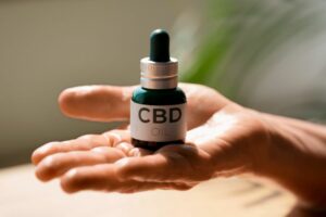 Unklare Wirksamkeit und Sicherheitsmängel: Die Wahrheit über CBD bei chronischen Schmerzen