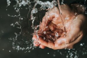 Neues solarbetriebenes System verwandelt Salzwasser in sauberes, erschwingliches Trinkwasser